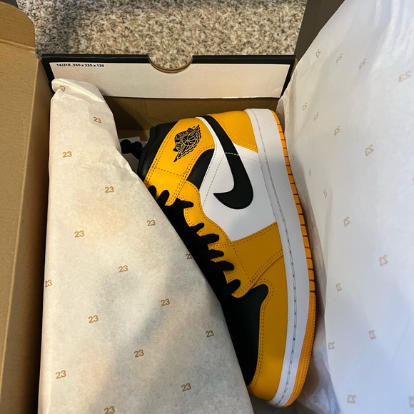 AIR JORDAN 1 MID - Picture 3 of 7